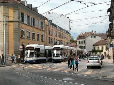 Quelle est la ligne de tramway, la première de Suisse, qui traversait et traverse encore la commune de Carouge ?