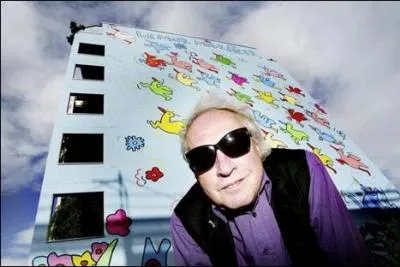 Quel peintre carougeois, qui se reconvertit volontiers en peintre en bâtiment, a notamment peint le Mur Migrateur que vous voyez en photo ?