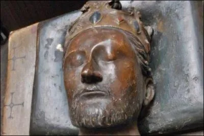 On doit à Richard Ier Cœur de Lion l'érection de Château-Gaillard aux Andelys. Il fut tué à Chalus près de Limoges et inhumé à Fontevraud près de Saumur. Comment s'appelait sa mère ?