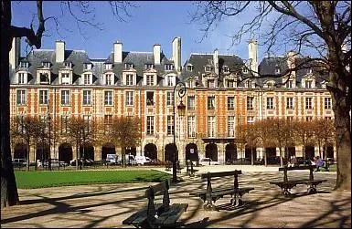 Quelle est cette place de Paris, ancienne  Place royale  situe dans le Marais ?