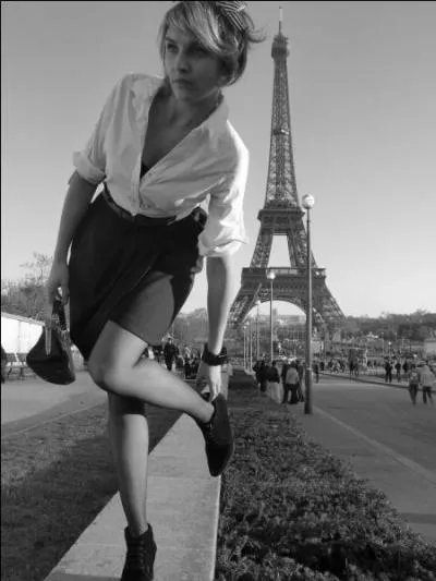 Qui chantait  Je ne suis pas parisienne, a me gne, a me gne  ?