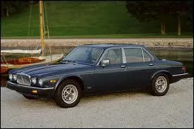 Quelle est cette marque de voiture ?