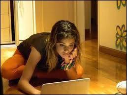 Deux questions en une : quels instruments joue-t-elle ou apprend-elle  jouer ? De quelle couleur est sa montre ?