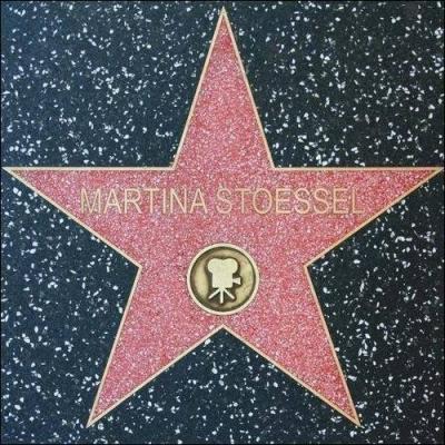 A-t-elle une toile sur Hollywood Boulevard ?