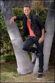 Qui est ce garon qui est en couple avec Hillary ?