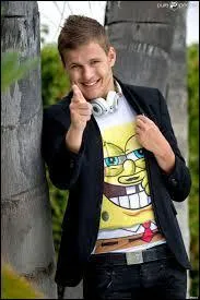 Avec qui Vincent et Hillary sont-ils amis ?