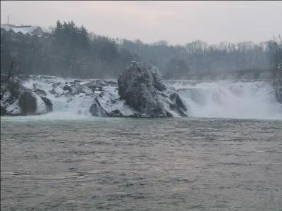 Nous reprenons le train pour les chutes du Rhin. Quel est son dbit moyen ?