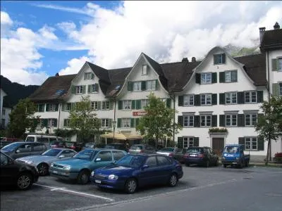 Quelle particularit politique possde le canton de Glaris, partage avec les deux demi-cantons d'Appenzell ?