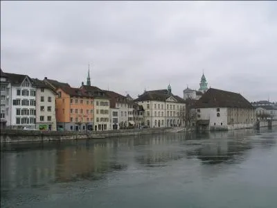 Nous arrivons ensuite  Soleure, qui a donn une expression fameuse en Suisse : tre sur Soleure. Qu'entend-on par cette expression ?