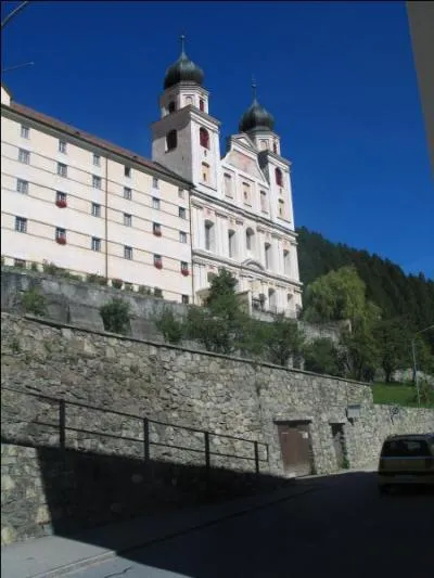 Nous sommes arrivs en Suisse romanche pour visiter cette abbaye bndictine. Nous sommes  :