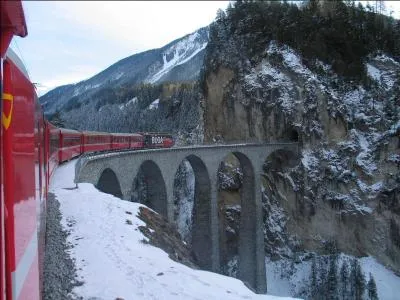 Reprenons le train illustr pour faire un tour en Engadine. Chemin faisant, nous passons le viaduc de Landwasser. Quelle est sa particularit ?