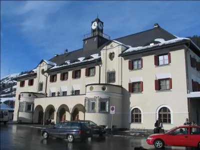 Nous arrivons ensuite  la gare de Scuol-Tarasp, qui dtient un record national en Suisse : lequel ?