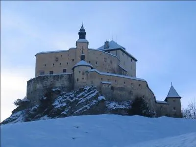 À Tarasp, nous visitons cette belle forteresse, qui a la particularité :