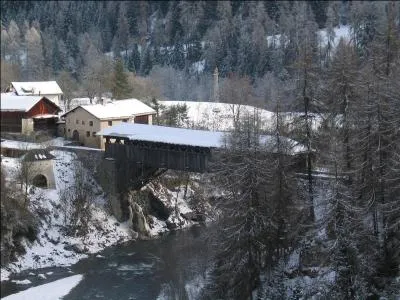 Ce pont de bois enjambe le cours de l'Inn. De quel bassin versant est cette rivire ?