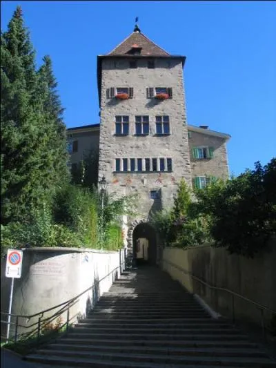 Reprenons le train pour le chef-lieu du canton le plus grand de Suisse. Nous sommes  :