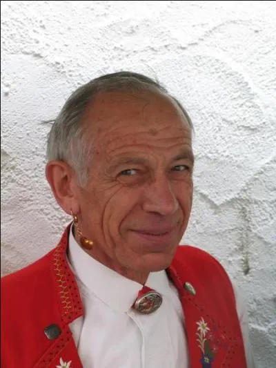 Prenons maintenant deux ou trois trains, et nous arrivons vers ce paysan qui nous salue d'un chaleureux ''Gretziwohl''. D'aprs son costume, de quel canton vient-il ?