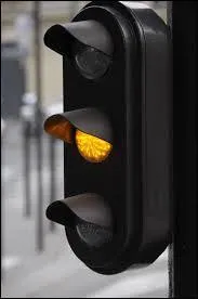 Code de la route - A-t-on parfois le droit de franchir un feu orange fixe (non clignotant) ?