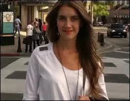 Qui est cette fille toujours souriante ?
