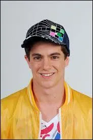 Qui est ce garon fan de hip hop ?