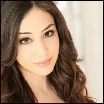 Qui est cette charmante brune ?