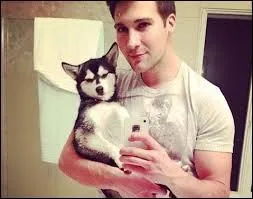 Dans la photo suivante, quelle est la race du chien qu'il tient dans ses mains ?