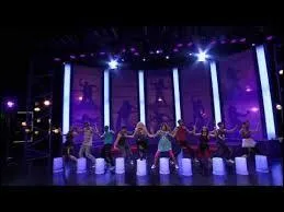 Comment Violetta essaie de faire retarder le spectacle pour laisser  Lon le temps de venir ?