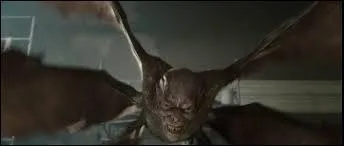 Lorsque Percy et sa classe sont au muse, quelle est la crature qui attaque Percy  un moment donn ?