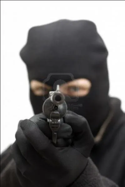 Qui est le psychopathe qui essayait de tuer Caroline ?