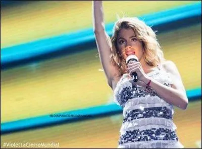 Quelle chanson Violetta chante-t-elle en solo ?