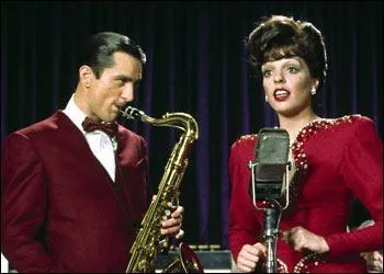 Ce film runit un saxophoniste, jou par Robert de Niro, et une chanteuse, interprte par Liza Minelli, et la chanson du gnrique est devenue culte. Quel est son titre ?