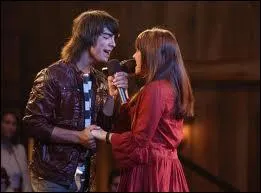 De quelle couleur est le t-shirt de Shane Gray quand il rejoint Mitchie Torres ?