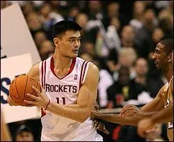 C'est le plus grand de la NBA 2, 29 m�tres. C'est un Chinois. Qui est ce joueur de basket ?