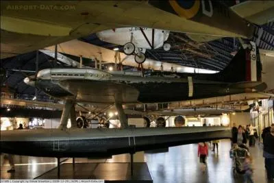 Cet hydravion est  l'origine d'un avion de chasse anglais, le spitfire. C'tait un racer ( l'origine), c'est--dire un avion (hydravion, dans ce cas) de course. A vous de le trouver !