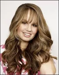 De quelle couleur les cheveux de Debby Ryan sont-ils dans  16 vux  ?