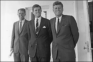 En 1940, John est diplm de...