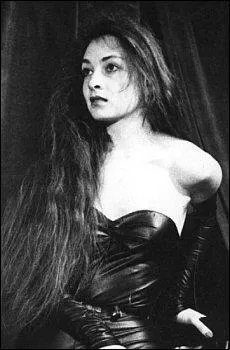 Cette brune, jeune, tait absolument superbe. Membre d'un duo vocal clbre en varits, elle a aussi embrass pas mal de choix particuliers, avant comme aprs. Comment s'appelle-t-elle ?