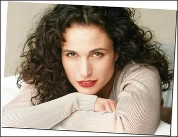 Comment s'appelle cette actrice amricaine sublime, qui a jou dans  4 mariages ou un enterrement  ou  Green card  ?