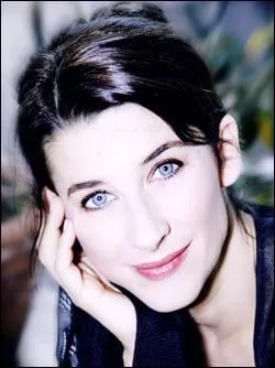 Cette brune franco-qubcoise est piquante et a altern les films  Didier, par exemple  avec d'autres genres ( Fais pas ci, fais pas a ... . ). Comment s'appelle-t-elle ?