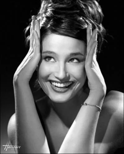 Cette brune belge est apparue dans  Le bossu ,  Mon pre, ce hros ,  Barnie et ses petites contrarits  ... , elle fait du doublage (King-fu Panda 2) et a t de nombreuses fois nomine et rcompense. Comment s'appelle-t-elle ?