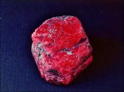 Rouge est la couleur d'une pierre prcieuse utilise en joaillerie. Comment se nomme-t-elle ?