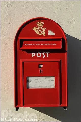 Les botes aux lettres sont rouges dans certains pays. Dans lequel de ces pays la bote aux lettres n'est-elle pas rouge ?
