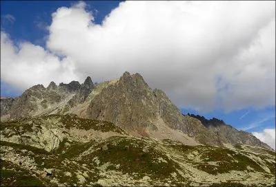 Les aiguilles rouges sont un massif montagneux des Alpes franaises. Pourquoi ce massif a-t-il une couleur rouge ?