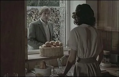 Qui se tient devant la fentre face  Depardieu dans le film  La femme d' ct  ?