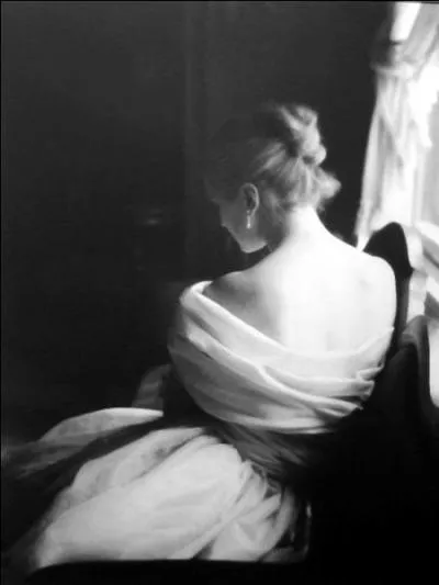 Qui a crit le pome  A une jeune femme  dans son recueil  Les rayons et les ombres  ?