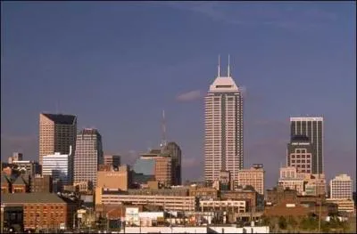 Que voit-on au centre du drapeau de la ville d'Indianapolis ?