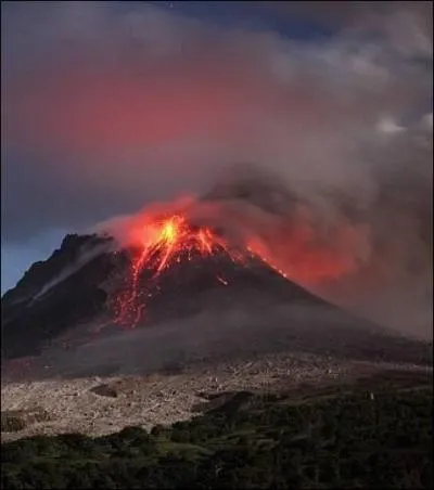 Quel clbre vulcanologue a t contest lors d'une ruption de la Soufrire ?