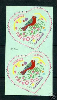 L'un de ces deux timbres, rcents, comporte une particularit. Lequel et laquelle ?