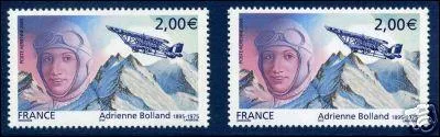 L'un de ces deux timbres, celui de droite, comporte une particularit. Laquelle ?