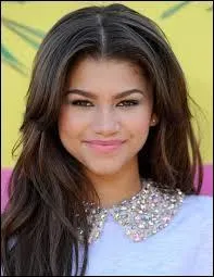 Dans quelle srie joue cette belle brune ?