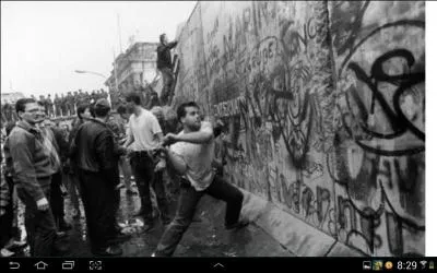 Durant des annes, un mur et des fils barbels ont divis l'Allemagne  l'issue de la seconde Guerre Mondiale. Un jour, le porte-parole du gouvernement de la RDA, Gnther Schabowski, annona lors d'une confrence de presse que tout Allemand de l'Est bnficiait dsormais d'une autorisation de sortie du territoire. Cette mesure acclra la chute du mur de Berlin. Quand cela a-t-il eu lieu ?